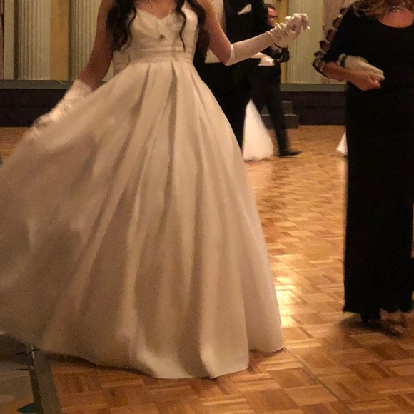 David’s Bridal Pleated Strapless Wedding Dress - Picture 4 of 13